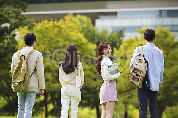 우정 자신감 즐거움 청춘(젊음) 협력 20대 남자 성인 성인만 여러명 여자 청년 한국인 JPG 뒷모습 포토 가방 공원 교육 대학교 대학생 대학생라이프 뒤돌아보기 들기 상반신 서기 야외 잔디 주간 책 친구 캠퍼스라이프
