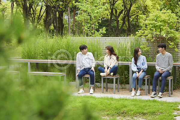 우정 즐거움 청춘(젊음) 휴식 20대 남자 성인 성인만 여러명 여자 청년 한국인 JPG 앞모습 포토 공원 교육 대학교 대학생 대학생라이프 대화 미소(표정) 앉기 야외 전신 주간 친구 캠퍼스라이프