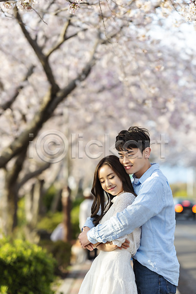 다정 사랑 행복 20대 30대 남자 두명 사람 성인 성인만 여자 한국인 JPG 옆모습 포토 국내여행 데이트 맑음 미소(표정) 백허그 벚꽃 벚꽃축제 봄 상반신 서기 야외 여행 제주도 제주도여행 주간 커플 커플라이프