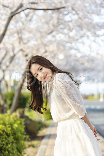 즐거움 행복 20대 성인 성인여자한명만 여자 한국인 한명 JPG 옆모습 포토 국내여행 맑음 미소(표정) 벚꽃 벚꽃축제 봄 상반신 서기 야외 여행 우먼라이프 제주도 제주도여행 주간