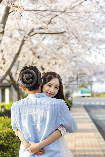 다정 사랑 행복 20대 30대 남자 두명 사람 성인 성인만 여자 한국인 JPG 뒷모습 앞모습 포토 국내여행 데이트 맑음 미소(표정) 벚꽃 벚꽃축제 봄 상반신 서기 야외 여행 제주도 제주도여행 주간 커플 커플라이프 포옹
