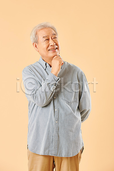 70대 남자 노년 노인남자한명만 사람 한국인 한명 JPG 앞모습 포토 노후 누끼 미소(표정) 베이지색배경 상반신 생각 손짓 스튜디오촬영 실내 실버라이프 은퇴 할아버지