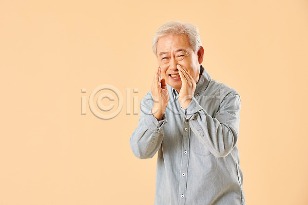 70대 남자 노년 노인남자한명만 사람 한국인 한명 JPG 앞모습 포토 귓속말 노후 누끼 대화 말하기 미소(표정) 베이지색배경 상반신 스튜디오촬영 실내 실버라이프 은퇴 할아버지