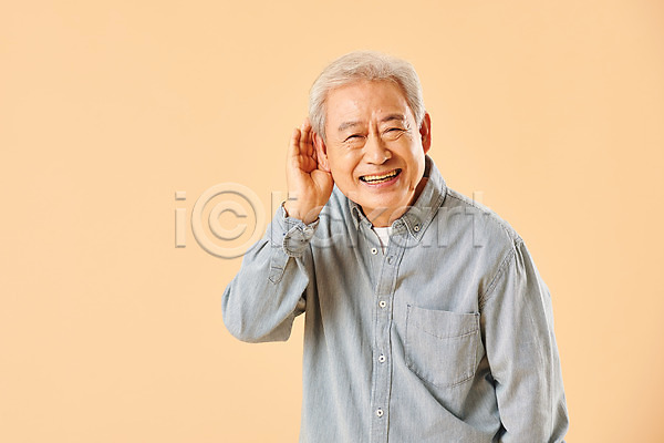 즐거움 70대 남자 노년 노인남자한명만 사람 한국인 한명 JPG 앞모습 포토 노후 누끼 듣기 베이지색배경 상반신 손짓 스튜디오촬영 실내 실버라이프 웃음 은퇴 할아버지