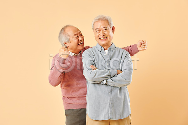 우정 즐거움 70대 남자 노년 노인남자만 두명 사람 한국인 JPG 앞모습 포토 노후 누끼 베이지색배경 상반신 스튜디오촬영 실내 실버라이프 웃음 은퇴 장난 친구 할아버지