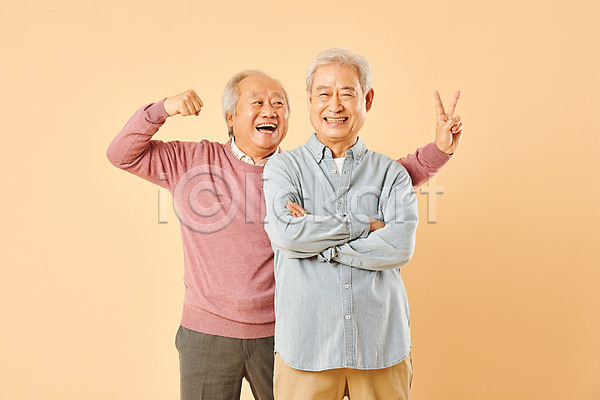 우정 즐거움 70대 남자 노년 노인남자만 두명 사람 한국인 JPG 앞모습 포토 노후 누끼 미소(표정) 베이지색배경 상반신 스튜디오촬영 실내 실버라이프 은퇴 장난 친구 팔짱 할아버지