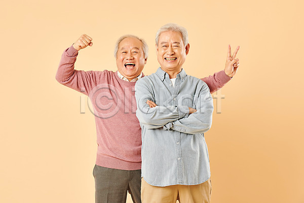 우정 즐거움 70대 남자 노년 노인남자만 두명 사람 한국인 JPG 앞모습 포토 노후 누끼 미소(표정) 베이지색배경 상반신 스튜디오촬영 실내 실버라이프 은퇴 장난 친구 팔짱 할아버지