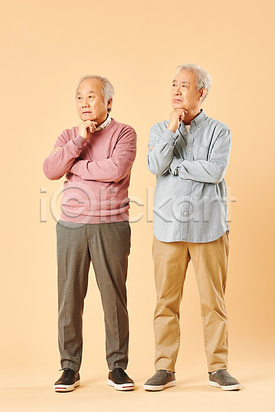 고민 70대 남자 노년 노인남자만 두명 사람 한국인 JPG 앞모습 포토 노후 누끼 베이지색배경 생각 스튜디오촬영 실내 실버라이프 심각 은퇴 전신 친구 턱괴기 할아버지