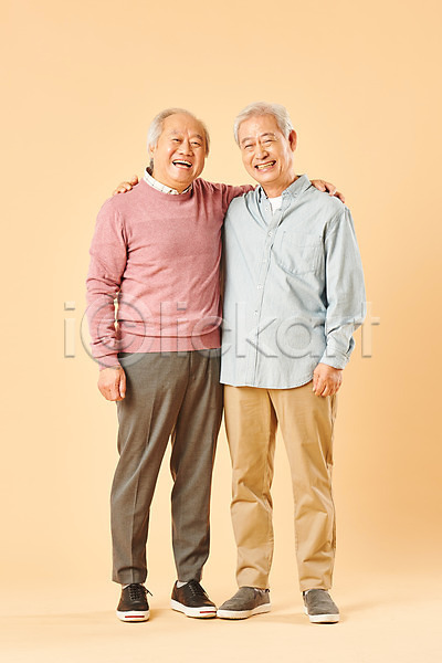 우정 즐거움 70대 남자 노년 노인남자만 두명 사람 한국인 JPG 앞모습 포토 노후 누끼 미소(표정) 베이지색배경 스튜디오촬영 실내 실버라이프 어깨동무 어깨에손 웃음 은퇴 전신 친구 할아버지