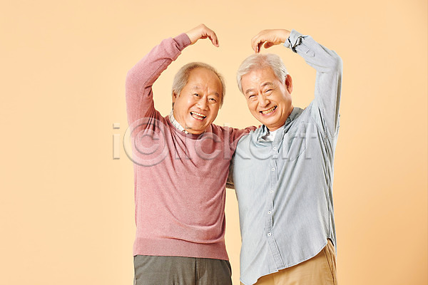 사랑 우정 70대 남자 노년 노인남자만 두명 사람 한국인 JPG 앞모습 포토 노후 누끼 베이지색배경 상반신 손하트 스튜디오촬영 실내 실버라이프 은퇴 친구 할아버지