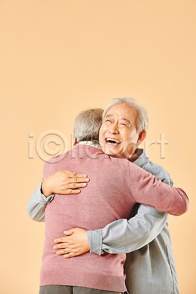 다정 우정 즐거움 행복 70대 남자 노년 노인남자만 두명 사람 한국인 JPG 뒷모습 앞모습 포토 노후 누끼 미소(표정) 베이지색배경 상반신 스튜디오촬영 실내 실버라이프 웃음 은퇴 친구 포옹 할아버지