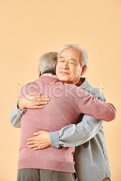 다정 우정 즐거움 행복 70대 남자 노년 노인남자만 두명 사람 한국인 JPG 뒷모습 앞모습 포토 노후 누끼 미소(표정) 베이지색배경 상반신 스튜디오촬영 실내 실버라이프 웃음 은퇴 친구 포옹 할아버지