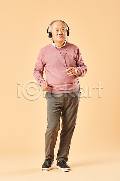 즐거움 행복 70대 남자 노년 노인남자한명만 사람 한국인 한명 JPG 앞모습 포토 노후 누끼 듣기 베이지색배경 스튜디오촬영 실내 실버라이프 웃음 은퇴 음악 전신 춤 할아버지 헤드셋