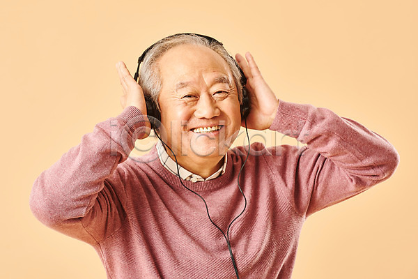 즐거움 행복 70대 남자 노년 노인남자한명만 사람 한국인 한명 JPG 앞모습 포토 노후 누끼 듣기 베이지색배경 상반신 스튜디오촬영 실내 실버라이프 웃음 은퇴 음악 춤 할아버지 헤드셋