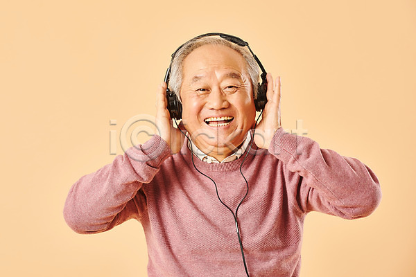 즐거움 행복 70대 남자 노년 노인남자한명만 사람 한국인 한명 JPG 앞모습 포토 노후 누끼 듣기 베이지색배경 상반신 스튜디오촬영 실내 실버라이프 웃음 은퇴 음악 춤 할아버지 헤드셋