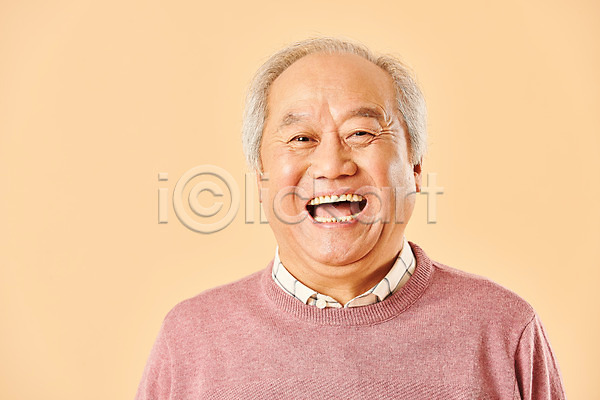즐거움 행복 70대 남자 노년 노인남자한명만 사람 한국인 한명 JPG 앞모습 포토 노후 누끼 베이지색배경 상반신 스튜디오촬영 실내 실버라이프 웃음 은퇴 할아버지