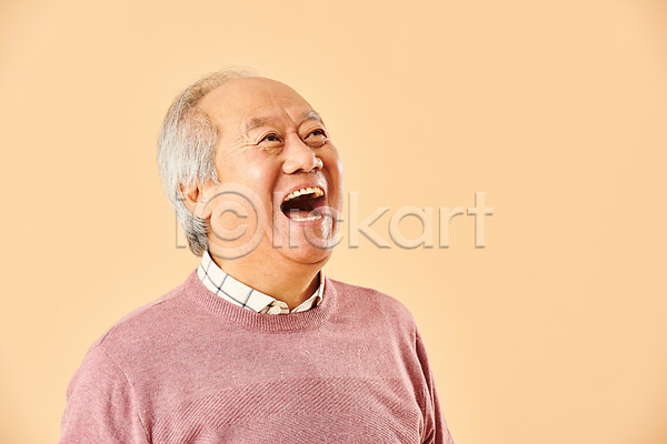 즐거움 행복 70대 남자 노년 노인남자한명만 사람 한국인 한명 JPG 옆모습 포토 노후 누끼 베이지색배경 상반신 스튜디오촬영 실내 실버라이프 웃음 은퇴 할아버지