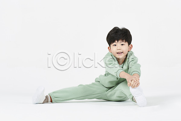 즐거움 남자 소년한명만 어린이 한국인 한명 JPG 앞모습 포토 건강 스튜디오촬영 스트레칭 실내 앉기 전신 체조 흰배경