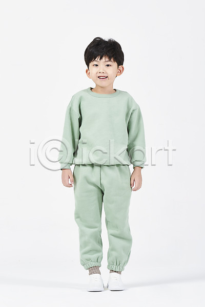 즐거움 남자 소년한명만 어린이 한국인 한명 JPG 앞모습 포토 건강 미소(표정) 서기 스튜디오촬영 실내 전신 흰배경