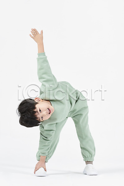 즐거움 남자 소년한명만 어린이 한국인 한명 JPG 포토 건강 미소(표정) 서기 스튜디오촬영 스트레칭 실내 전신 체조 흰배경