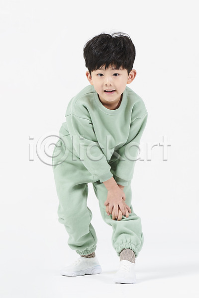 즐거움 남자 소년한명만 어린이 한국인 한명 JPG 앞모습 포토 건강 미소(표정) 서기 스튜디오촬영 스트레칭 실내 전신 체조 흰배경
