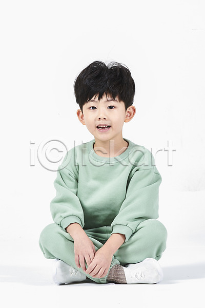 즐거움 남자 소년한명만 어린이 한국인 한명 JPG 앞모습 포토 건강 미소(표정) 스튜디오촬영 실내 앉기 전신 흰배경