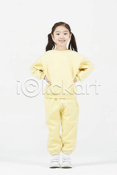 즐거움 소녀한명만 어린이 여자 한국인 한명 JPG 앞모습 포토 건강 미소(표정) 서기 스튜디오촬영 실내 전신 허리손 흰배경