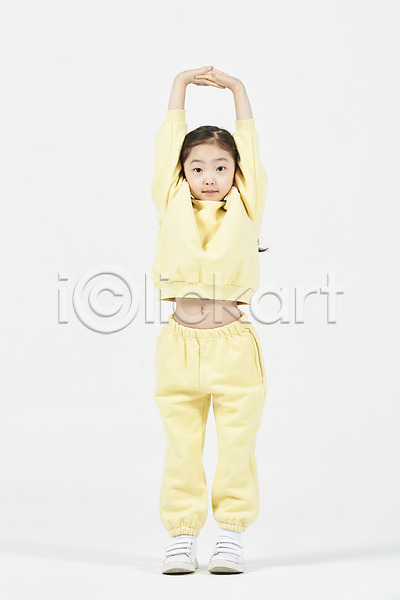 즐거움 소녀한명만 어린이 여자 한국인 한명 JPG 앞모습 포토 건강 서기 스튜디오촬영 스트레칭 실내 전신 체조 흰배경