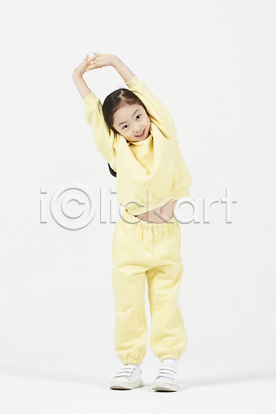 즐거움 소녀한명만 어린이 여자 한국인 한명 JPG 앞모습 포토 건강 미소(표정) 서기 스튜디오촬영 스트레칭 실내 전신 체조 흰배경