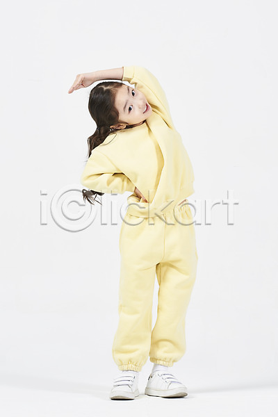 즐거움 소녀한명만 어린이 여자 한국인 한명 JPG 앞모습 포토 건강 서기 스튜디오촬영 스트레칭 실내 전신 체조 흰배경