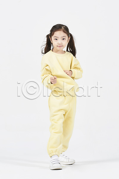 준비 즐거움 소녀한명만 어린이 여자 한국인 한명 JPG 앞모습 포토 건강 서기 스튜디오촬영 실내 전신 흰배경