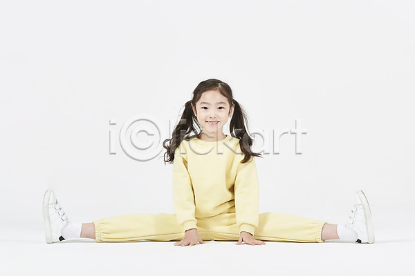 즐거움 소녀한명만 어린이 여자 한국인 한명 JPG 앞모습 포토 건강 다리찢기 미소(표정) 스튜디오촬영 스트레칭 실내 앉기 전신 체조 흰배경