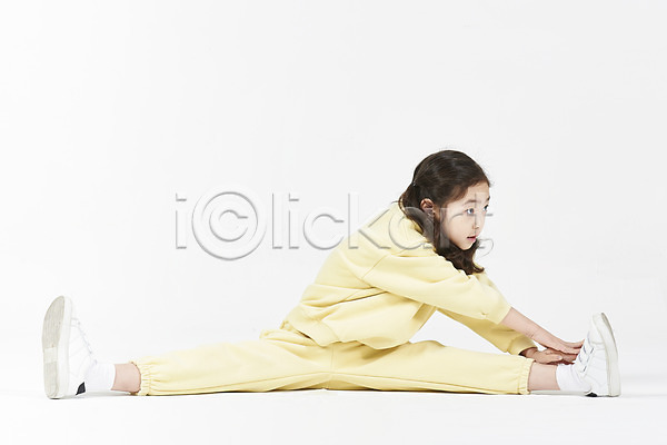 즐거움 소녀한명만 어린이 여자 한국인 한명 JPG 앞모습 포토 건강 다리찢기 스튜디오촬영 스트레칭 실내 앉기 전신 체조 흰배경