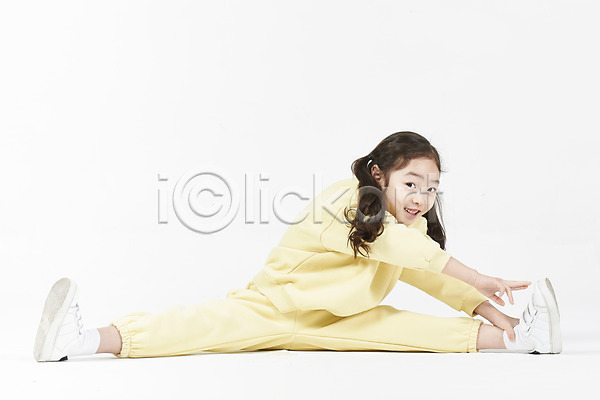 즐거움 소녀한명만 어린이 여자 한국인 한명 JPG 앞모습 포토 건강 다리찢기 스튜디오촬영 스트레칭 실내 앉기 전신 체조 흰배경