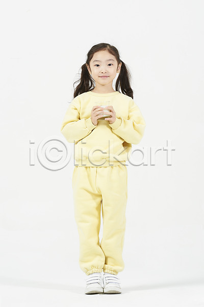 즐거움 소녀한명만 어린이 여자 한국인 한명 JPG 앞모습 포토 건강 미소(표정) 서기 스튜디오촬영 실내 우유 전신 흰배경