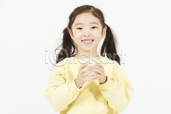 즐거움 소녀한명만 어린이 여자 한국인 한명 JPG 앞모습 포토 건강 미소(표정) 상반신 서기 스튜디오촬영 실내 우유 흰배경