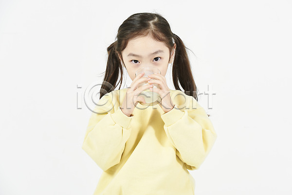 즐거움 소녀한명만 어린이 여자 한국인 한명 JPG 앞모습 포토 건강 마시기 상반신 서기 스튜디오촬영 실내 우유 흰배경