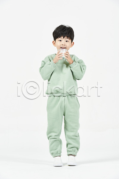 즐거움 남자 소년한명만 어린이 한국인 한명 JPG 앞모습 포토 건강 미소(표정) 서기 스튜디오촬영 실내 우유 전신 흰배경