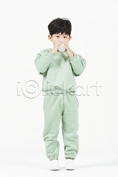 즐거움 남자 소년한명만 어린이 한국인 한명 JPG 앞모습 포토 건강 마시기 서기 스튜디오촬영 실내 우유 전신 흰배경