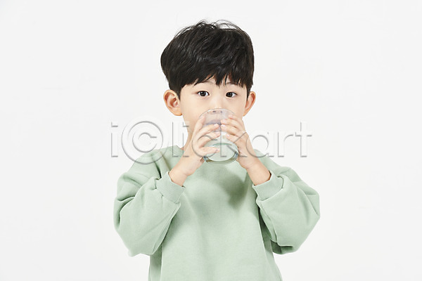 즐거움 남자 소년한명만 어린이 한국인 한명 JPG 앞모습 포토 건강 마시기 상반신 서기 스튜디오촬영 실내 우유 흰배경