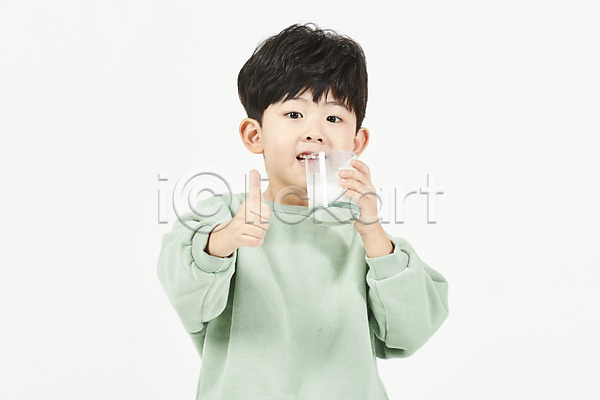 즐거움 남자 소년한명만 어린이 한국인 한명 JPG 앞모습 포토 건강 마시기 상반신 서기 스튜디오촬영 실내 우유 최고 흰배경