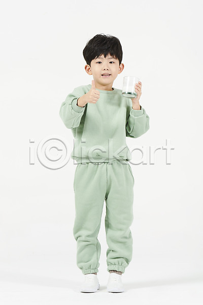 즐거움 남자 소년한명만 어린이 한국인 한명 JPG 앞모습 포토 건강 서기 스튜디오촬영 실내 우유 전신 최고 흰배경