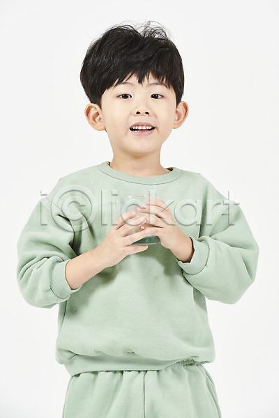 즐거움 남자 소년한명만 어린이 한국인 한명 JPG 앞모습 포토 건강 미소(표정) 상반신 서기 스튜디오촬영 실내 우유 흰배경