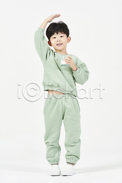 즐거움 남자 소년한명만 어린이 한국인 한명 JPG 앞모습 포토 건강 미소(표정) 서기 스튜디오촬영 실내 우유 전신 키재기 흰배경