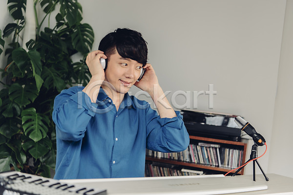 즐거움 20대 남자 성인 성인남자한명만 한국인 한명 JPG 앞모습 포토 1인미디어 마이크 미소(표정) 블로거 상반신 스튜디오촬영 실내 악기 앉기 유튜버 음악 취미 크리에이터 피아노(악기) 헤드폰