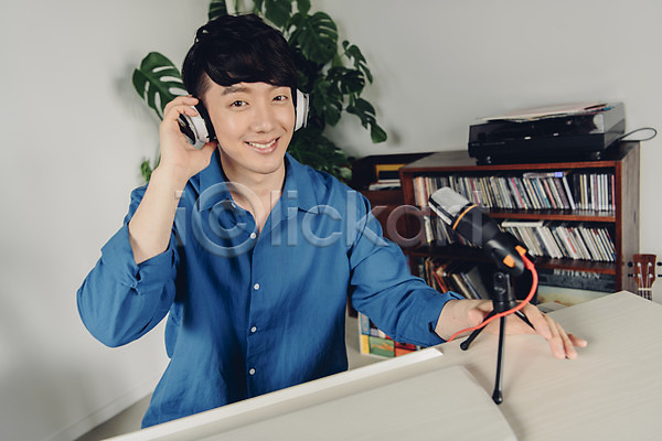 즐거움 20대 남자 성인 성인남자한명만 한국인 한명 JPG 앞모습 포토 1인미디어 마이크 미소(표정) 블로거 상반신 스튜디오촬영 실내 악기 앉기 유튜버 음악 취미 크리에이터 피아노(악기) 헤드폰