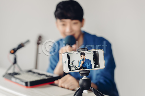즐거움 20대 남자 성인 성인남자한명만 한국인 한명 JPG 아웃포커스 앞모습 포토 1인미디어 마이크 블로거 삼각대 상반신 스마트폰 스튜디오촬영 실내 악기 앉기 유튜버 음악 촬영 취미 크리에이터 피아노(악기)