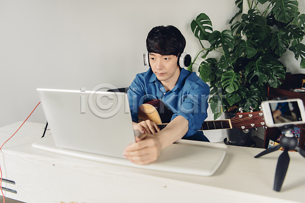 소통 즐거움 20대 남자 성인 성인남자한명만 한국인 한명 JPG 앞모습 포토 1인미디어 노트북 대화 블로거 상반신 스마트폰 스튜디오촬영 실내 악기 앉기 유튜버 음악 취미 크리에이터 피아노(악기) 헤드폰