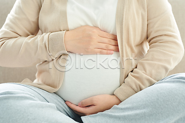 30대 여자 한국인 한명 JPG 앞모습 포토 가족 갈색 건강 부모 상반신 스튜디오촬영 실내 앉기 엄마 임산부 임신 태교 태아