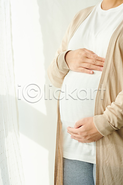 30대 여자 한국인 한명 JPG 옆모습 포토 가족 건강 부모 상반신 서기 스튜디오촬영 실내 엄마 임산부 임신 창가 커튼 태교 태아 흰색